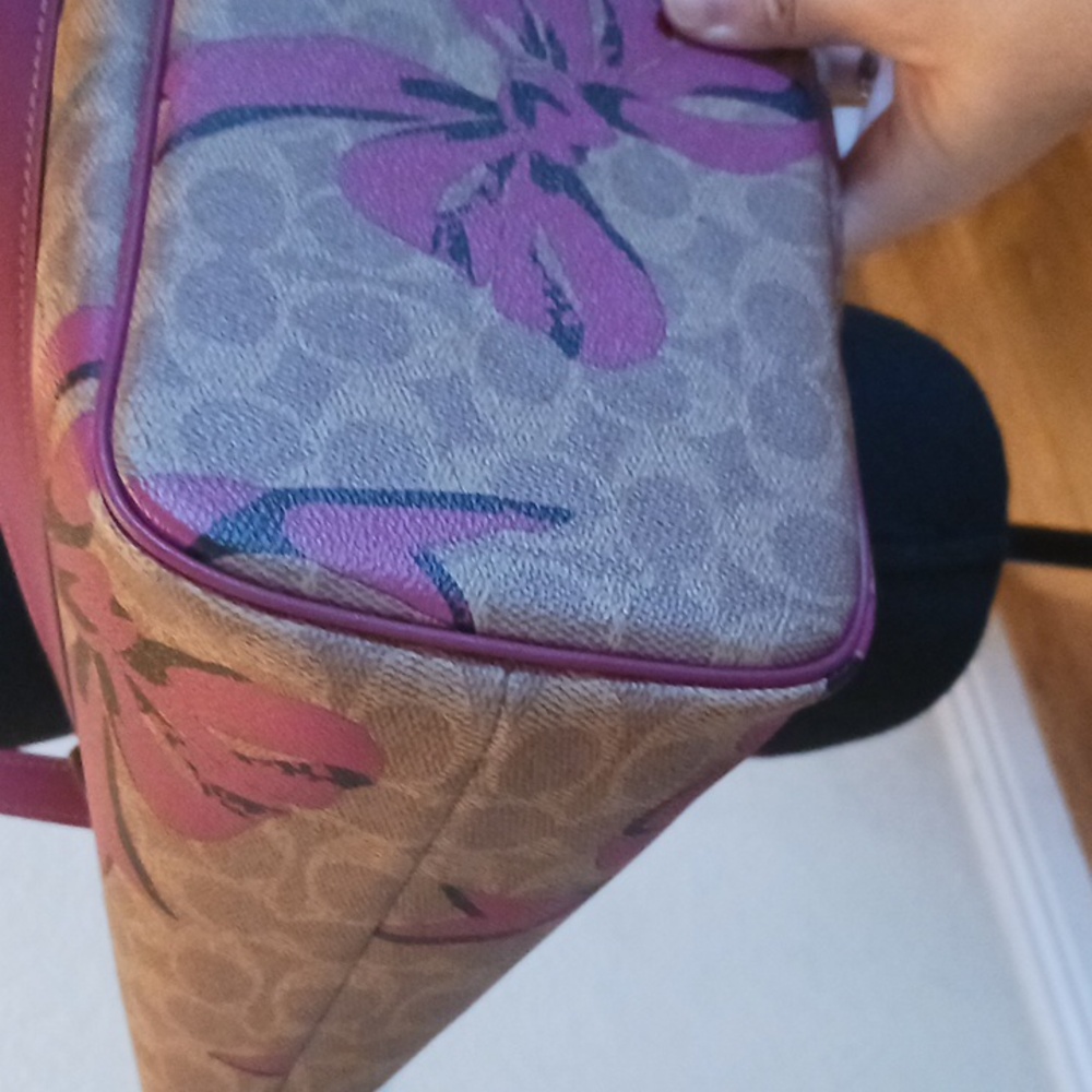 Coach Gallery Tote - Singature Print With Pink Bows - Picture 5 of 14